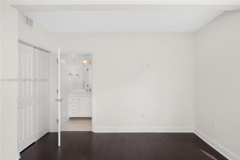 House in Miami, Florida 5 bedrooms, 453.46 sq.m. № 2268686 - photo 21