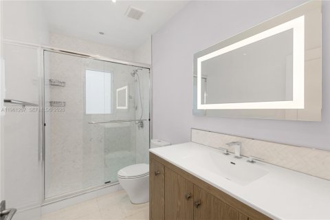 House in Miami, Florida 5 bedrooms, 453.46 sq.m. № 2268686 - photo 20