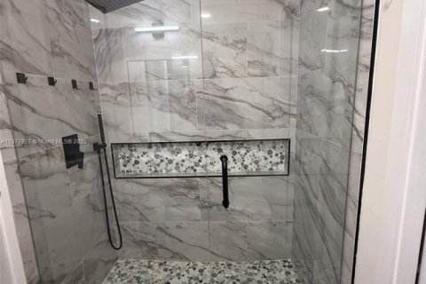 Купить виллу или дом в Сарасота, Флорида 2 спальни, 112.6м2, № 1922850 - фото 17