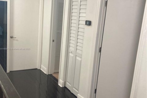 House in Miami, Florida 3 bedrooms, 158.86 sq.m. № 1878375 - photo 12