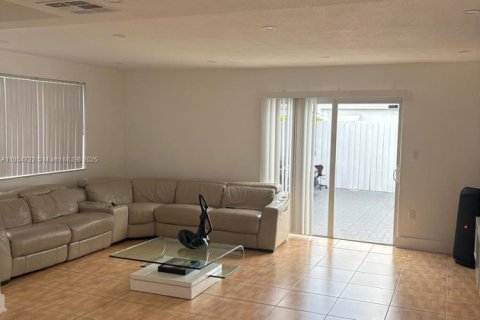 House in Miami, Florida 3 bedrooms, 158.86 sq.m. № 1878375 - photo 6
