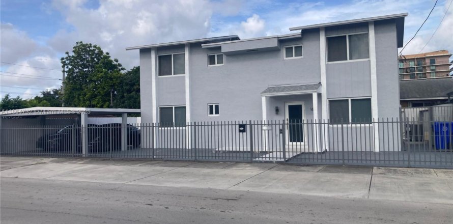House in Miami, Florida 3 bedrooms, 158.86 sq.m. № 1878375