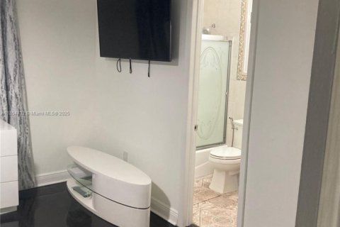 House in Miami, Florida 3 bedrooms, 158.86 sq.m. № 1878375 - photo 16
