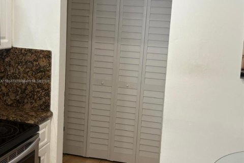 House in Miami, Florida 3 bedrooms, 158.86 sq.m. № 1878375 - photo 8