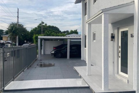House in Miami, Florida 3 bedrooms, 158.86 sq.m. № 1878375 - photo 2