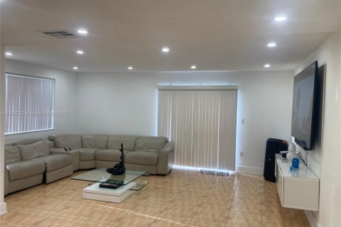 House in Miami, Florida 3 bedrooms, 158.86 sq.m. № 1878375 - photo 5
