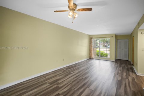 Townhouse in Cooper City, Florida 3 bedrooms, 120.96 sq.m. № 2038346 - photo 20