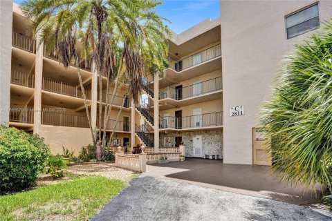 Copropriété à vendre à Lauderdale Lakes, Floride: 1 chambre, 69.49 m2 № 2012283 - photo 4