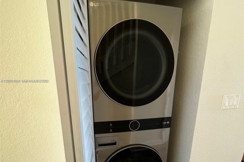 Townhouse in Cutler Bay, Florida 3 bedrooms, 123.1 sq.m. № 2067633 - photo 12