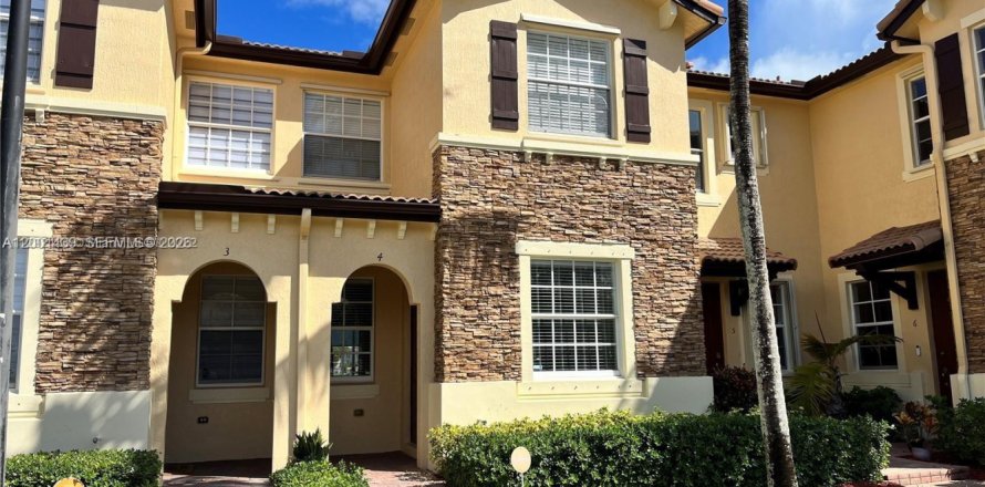 Townhouse in Cutler Bay, Florida 3 bedrooms, 123.1 sq.m. № 2067633
