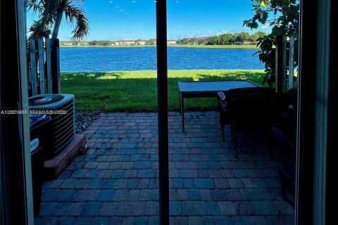 Townhouse in Cutler Bay, Florida 3 bedrooms, 123.1 sq.m. № 2067633 - photo 15