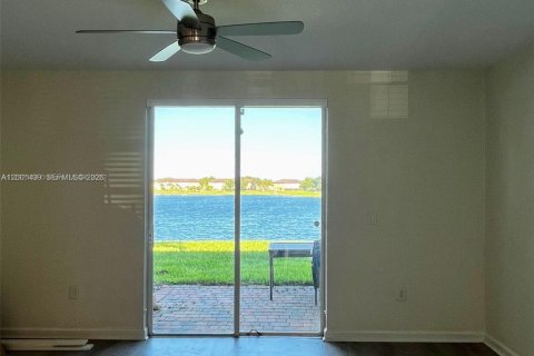 Townhouse in Cutler Bay, Florida 3 bedrooms, 123.1 sq.m. № 2067633 - photo 14