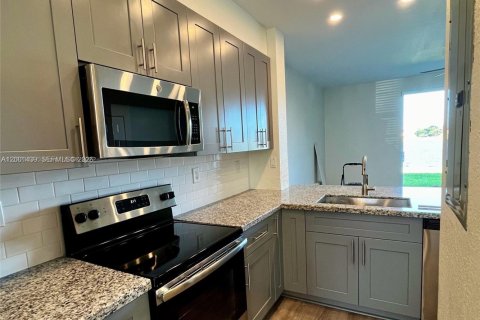 Townhouse in Cutler Bay, Florida 3 bedrooms, 123.1 sq.m. № 2067633 - photo 6