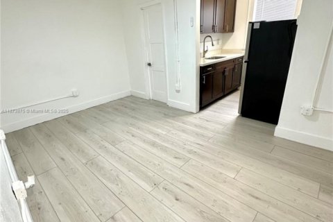 Снять в аренду квартиру в Майами, Флорида 2 спальни, 37.16м2, № 1926521 - фото 2