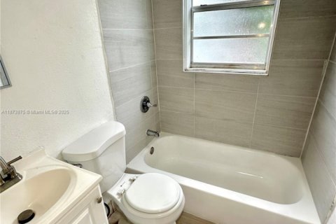 Снять в аренду квартиру в Майами, Флорида 2 спальни, 37.16м2, № 1926521 - фото 11