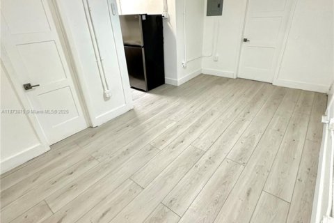 Снять в аренду квартиру в Майами, Флорида 2 спальни, 37.16м2, № 1926521 - фото 3