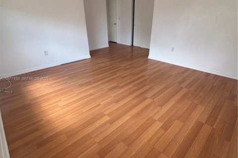 House in Coral Gables, Florida 1 bedroom, 332.96 sq.m. № 2041043 - photo 3