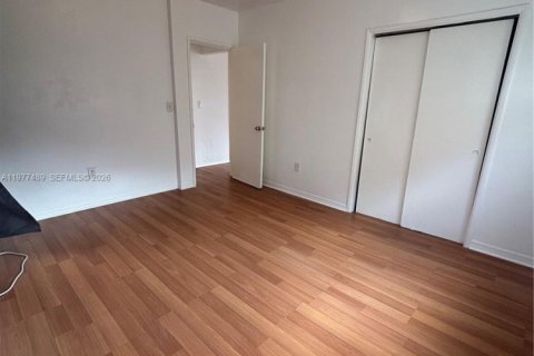 House in Coral Gables, Florida 1 bedroom, 332.96 sq.m. № 2041043 - photo 2