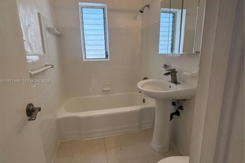 House in Coral Gables, Florida 1 bedroom, 332.96 sq.m. № 2041043 - photo 5