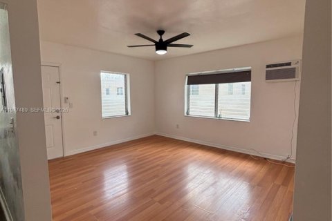 House in Coral Gables, Florida 1 bedroom, 332.96 sq.m. № 2041043