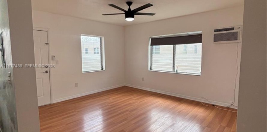 House in Coral Gables, Florida 1 bedroom, 332.96 sq.m. № 2041043