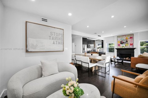 Villa ou maison à vendre à Miami, Floride: 4 chambres, 226.5 m2 № 2055013 - photo 8