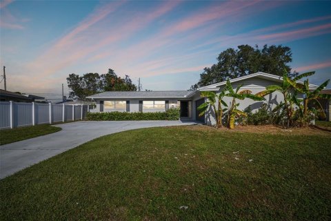 Casa en venta en Saint Petersburg, Florida, 3 dormitorios, 180.14 m2 № 1761115 - foto 1