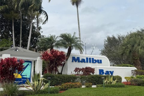 Townhouse in Pembroke Pines, Florida 3 bedrooms, 126.44 sq.m. № 2003425 - photo 2