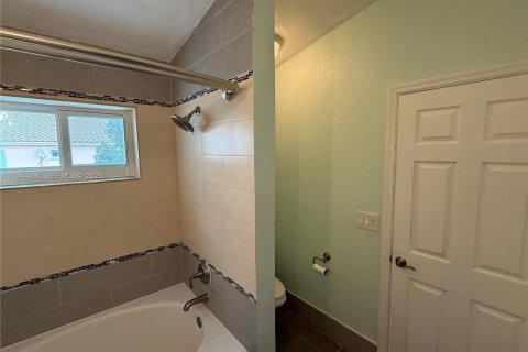 Townhouse in Pembroke Pines, Florida 3 bedrooms, 126.44 sq.m. № 2003425 - photo 12