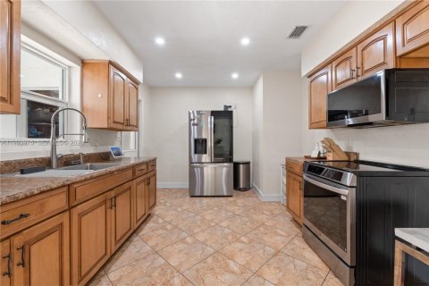 House in Miami Gardens, Florida 4 bedrooms, 111.48 sq.m. № 2055683 - photo 13