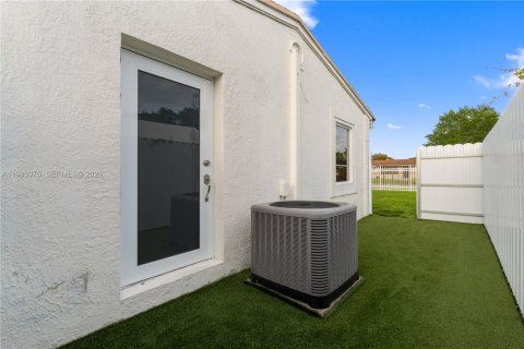 House in Miami Gardens, Florida 4 bedrooms, 111.48 sq.m. № 2055683 - photo 6