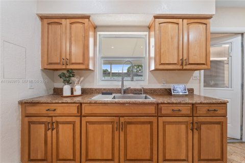 House in Miami Gardens, Florida 4 bedrooms, 111.48 sq.m. № 2055683 - photo 14