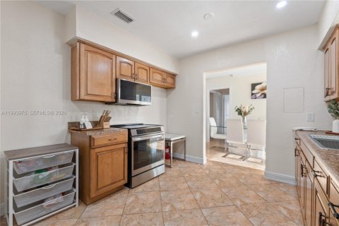 House in Miami Gardens, Florida 4 bedrooms, 111.48 sq.m. № 2055683 - photo 16