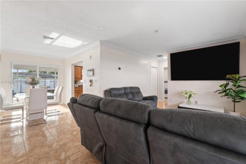 House in Miami Gardens, Florida 4 bedrooms, 111.48 sq.m. № 2055683 - photo 7