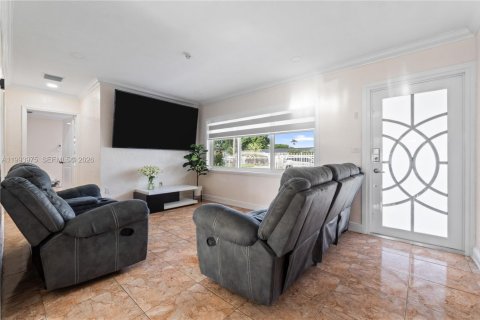 House in Miami Gardens, Florida 4 bedrooms, 111.48 sq.m. № 2055683 - photo 9