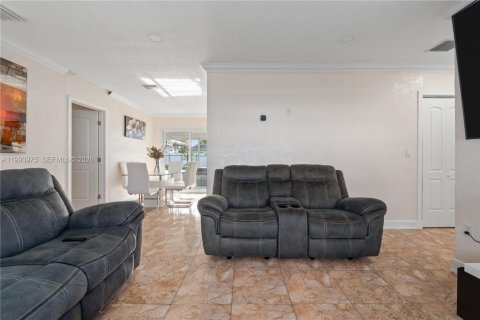 House in Miami Gardens, Florida 4 bedrooms, 111.48 sq.m. № 2055683 - photo 8