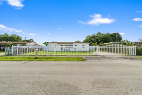 House in Miami Gardens, Florida 4 bedrooms, 111.48 sq.m. № 2055683 - photo 1