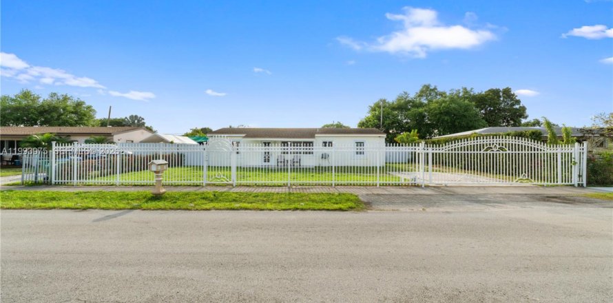 House in Miami Gardens, Florida 4 bedrooms, 111.48 sq.m. № 2055683