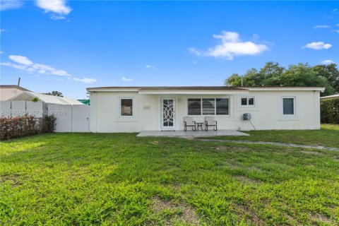 House in Miami Gardens, Florida 4 bedrooms, 111.48 sq.m. № 2055683 - photo 4