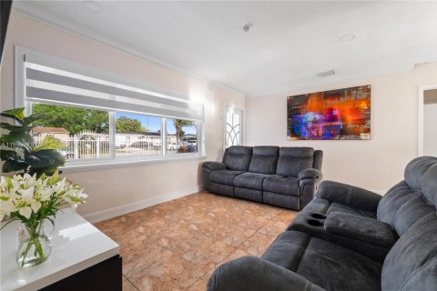 House in Miami Gardens, Florida 4 bedrooms, 111.48 sq.m. № 2055683 - photo 10