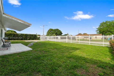 House in Miami Gardens, Florida 4 bedrooms, 111.48 sq.m. № 2055683 - photo 3