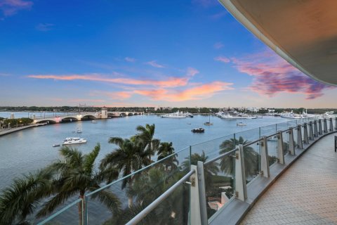 Condo in West Palm Beach, Florida, 4 bedrooms № 2192682 - photo 3