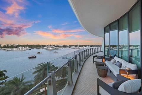Condo in West Palm Beach, Florida, 4 bedrooms № 2192682 - photo 16