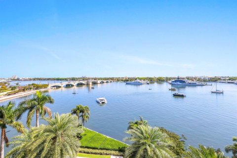 Condo in West Palm Beach, Florida, 4 bedrooms № 2192682 - photo 9