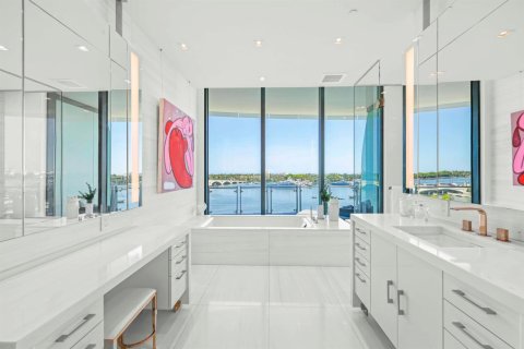 Condo in West Palm Beach, Florida, 4 bedrooms № 2192682 - photo 25