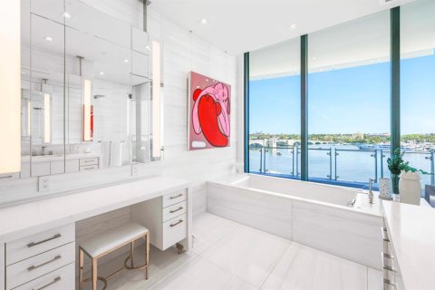 Condo in West Palm Beach, Florida, 4 bedrooms № 2192682 - photo 23