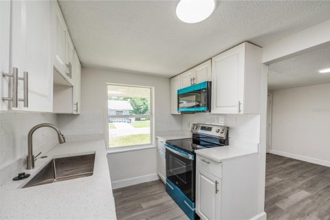 House in Winter Garden, Florida 4 bedrooms, 81.75 sq.m. № 2313466 - photo 9