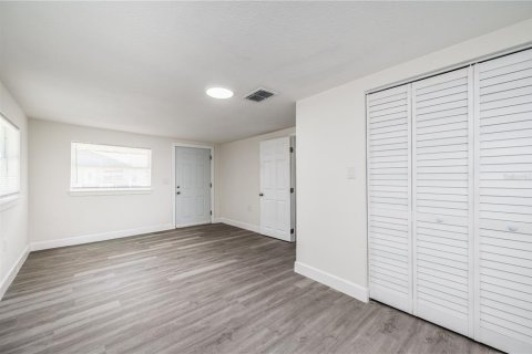House in Winter Garden, Florida 4 bedrooms, 81.75 sq.m. № 2313466 - photo 12