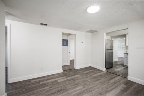 House in Winter Garden, Florida 4 bedrooms, 81.75 sq.m. № 2313466 - photo 6