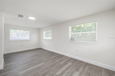 House in Winter Garden, Florida 4 bedrooms, 81.75 sq.m. № 2313466 - photo 14
